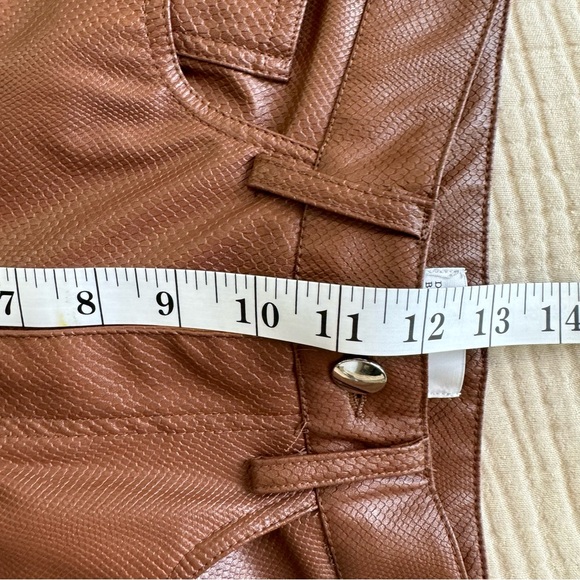 Danielle Bernstein Faux Leather pants with zipper closure texture faux snakeskin - Picture 7 of 11